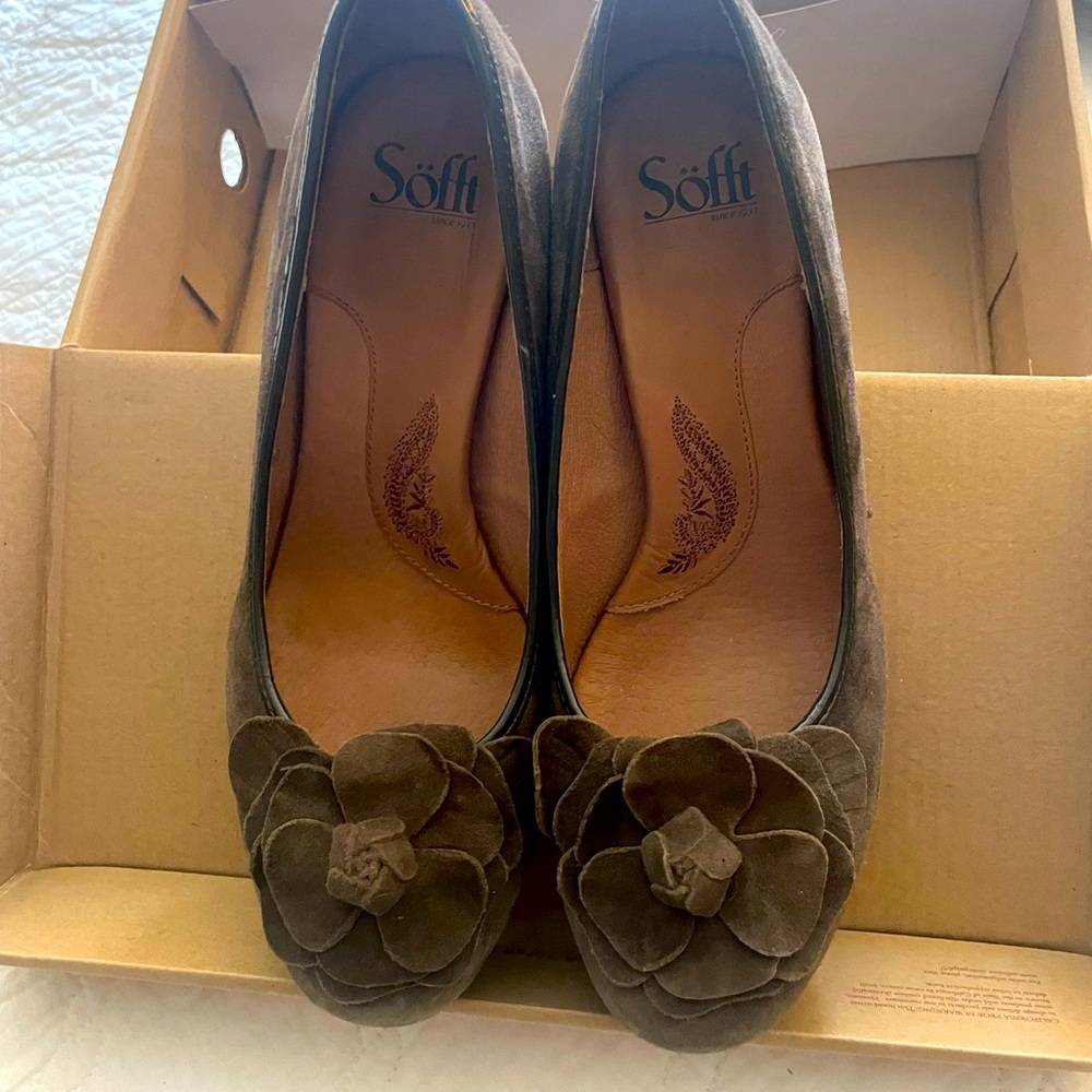 Chocolate suede sofft brand pumps